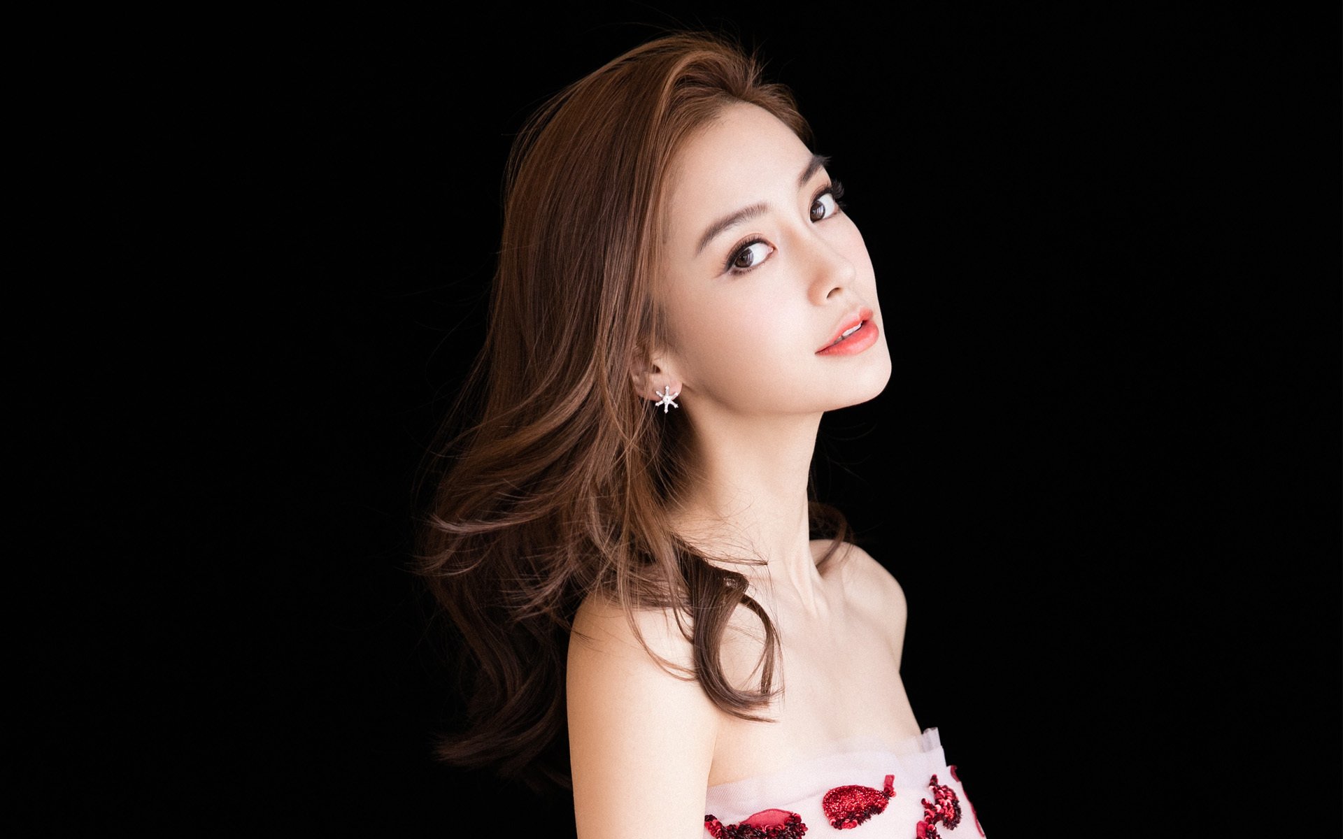 女足比赛突发变故，球队备战全力应对，女足联赛受伤