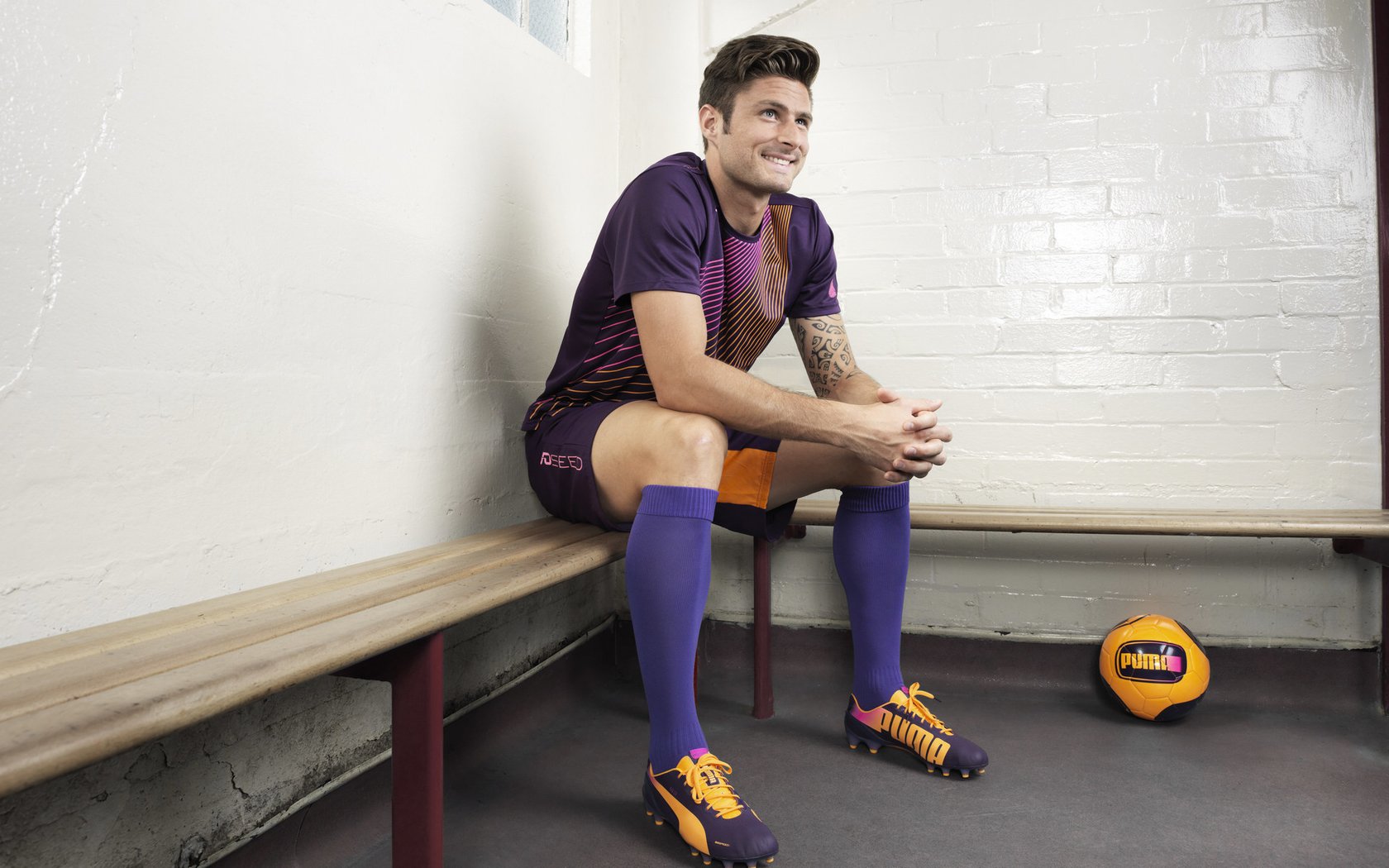 爱游戏娱乐-勒沃库森双边突破牵扯对手防线，勒沃库森二队